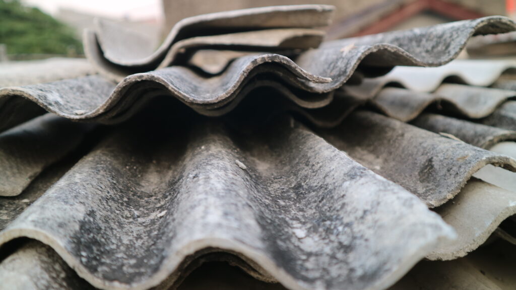 Nahaufnahme eines alten Metalldachs