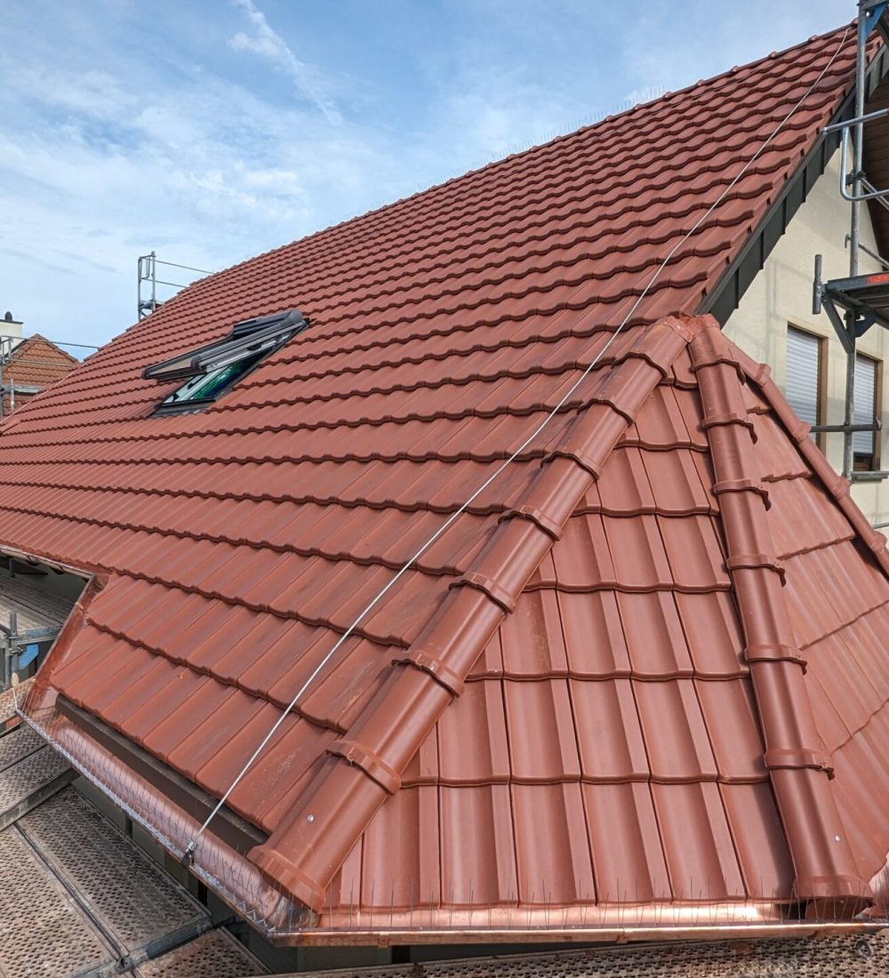 Aufnahme eines neuen roten Daches mit Baugerüst