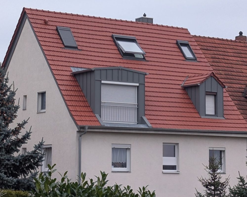 Neu gedecktes Dach mit roten Ziegeln