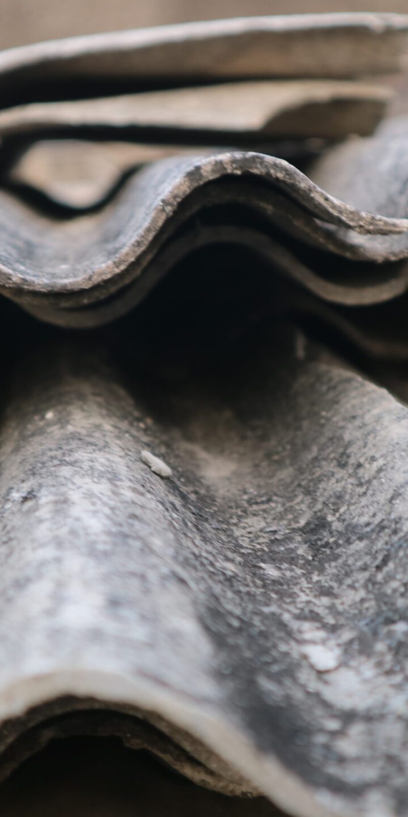 Nahaufnahme eines alten Metalldachs