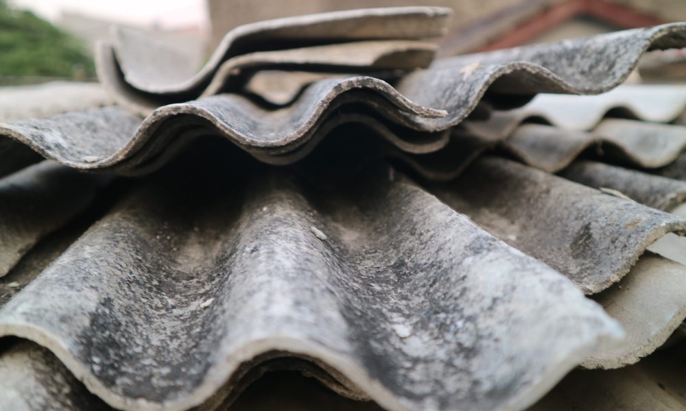 Nahaufnahme eines alten Metalldachs