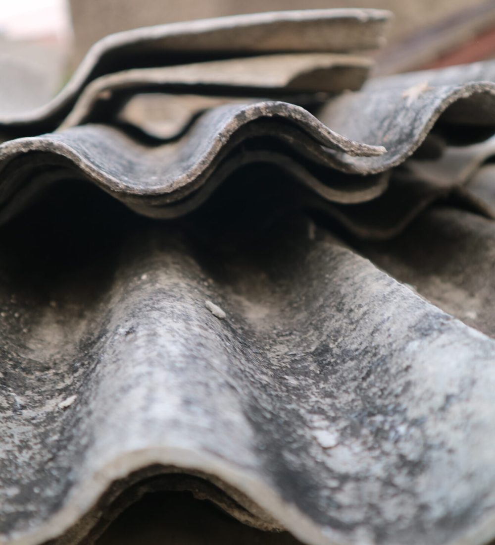 Nahaufnahme eines alten Metalldachs