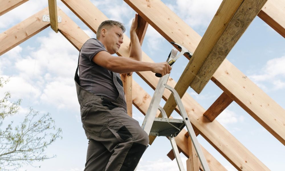 Arbeiter-Gebäude-Dach-Haus