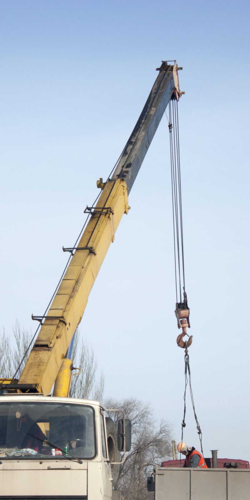 Kranführer am Arbeitsplatz. Kranarbeiten.