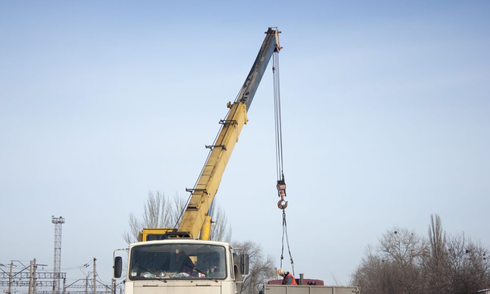 Kranführer am Arbeitsplatz. Kranarbeiten.
