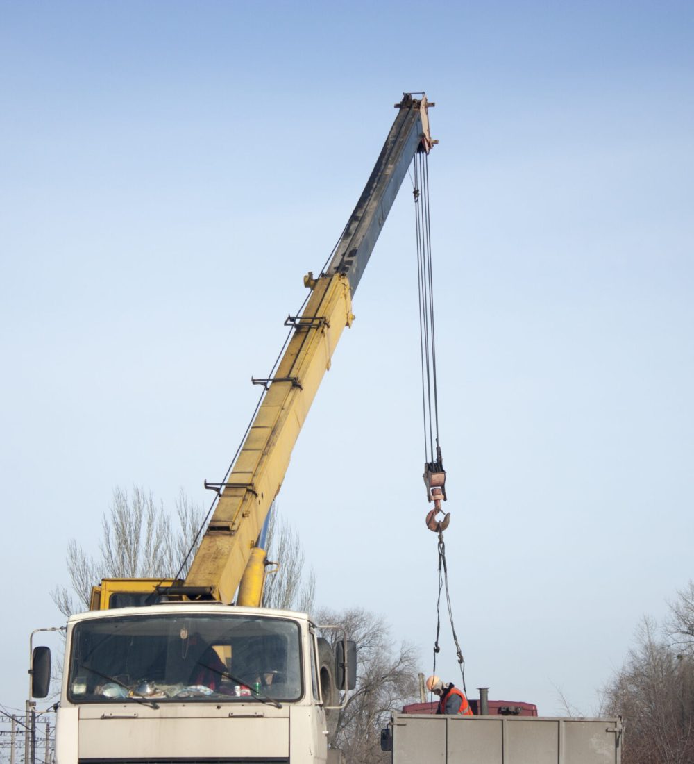 Kranführer am Arbeitsplatz. Kranarbeiten.